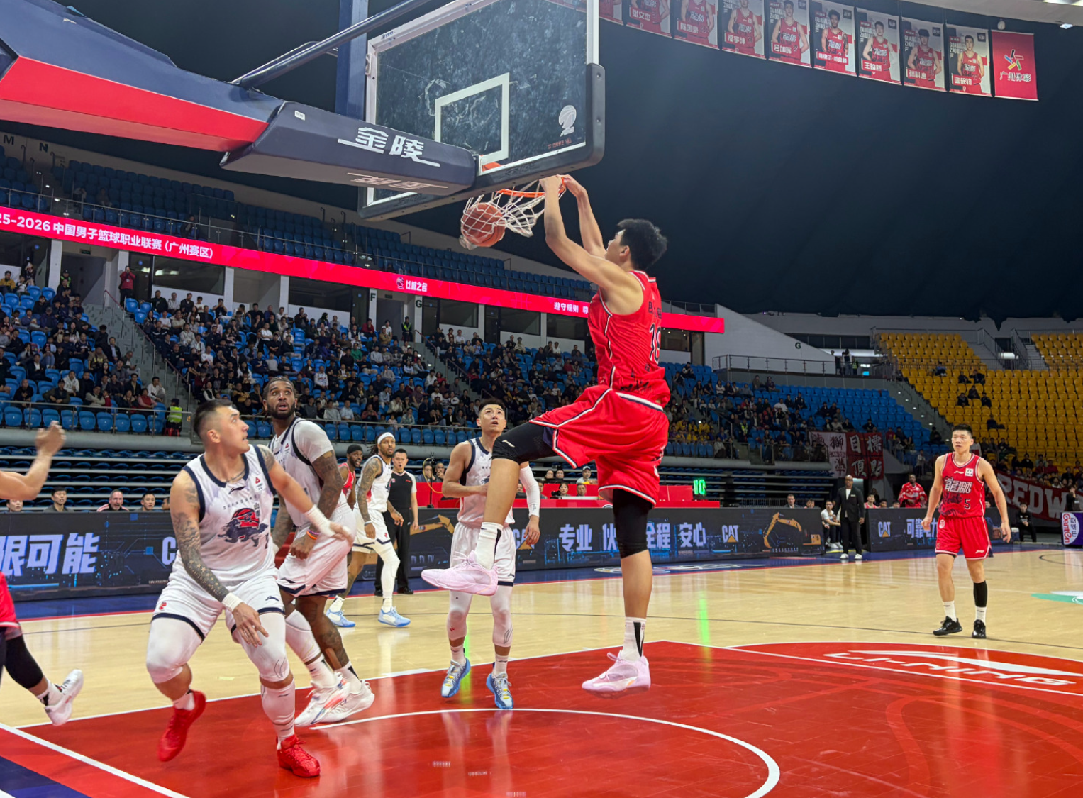 B体育体育直播-17+10+4帽！徐昕爆了！护框碾压，进攻完美终结，把山东打绝望了